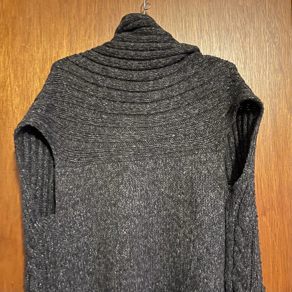 CAbi Gray Fringe Thick Knit Sweater Open Cardigan Vest Size Small - Picture 6 of 7